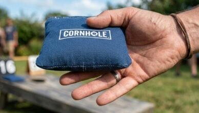 cornhole bag hand poistion how to hold