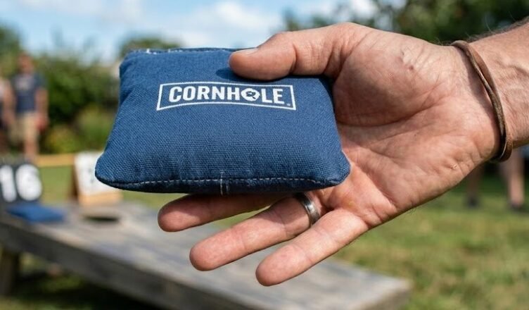 cornhole bag hand poistion how to hold